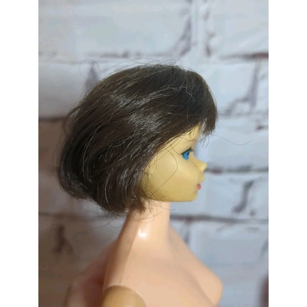 Vintage Barbie Brunette Hair Fair On Standard Straight Leg Body‎
